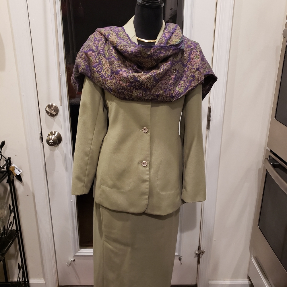 Suit - Picture 3 of 4